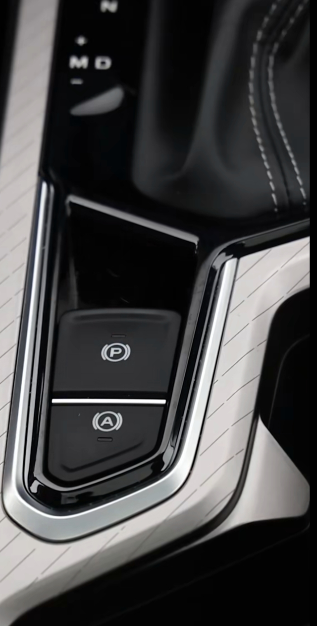 自动驻车真好用
那必须是自动驻车，之前根本不知道是什么意思。买了车之后发现，等红