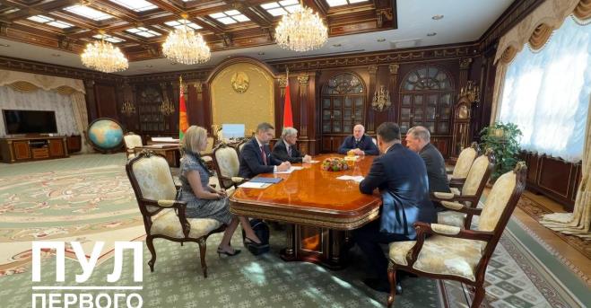 美国改善与白俄罗斯的关系令立陶宛不安

3月19日，美国总统特使约翰·科尔在与卢