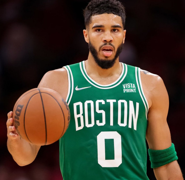 绿军的球员天赋还是有点差了，除了双探花和奎塔沃尔什，小白、豪瑟、鸭王、武器、加尔