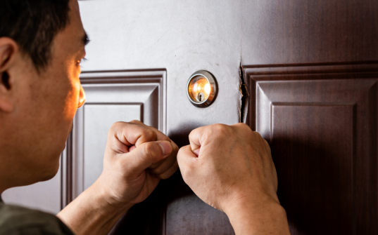 出差的丈夫凌晨2点砸门，说自己钥匙丢了，我刚要开门，却收到他同事短信：嫂子节哀，你丈夫飞机坠机了