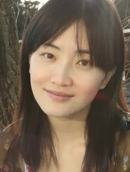 郭柯宇素面朝天，身形发福，跟其他女嘉宾完全不是一个风格
她把自己裹在一件猪肝色羽