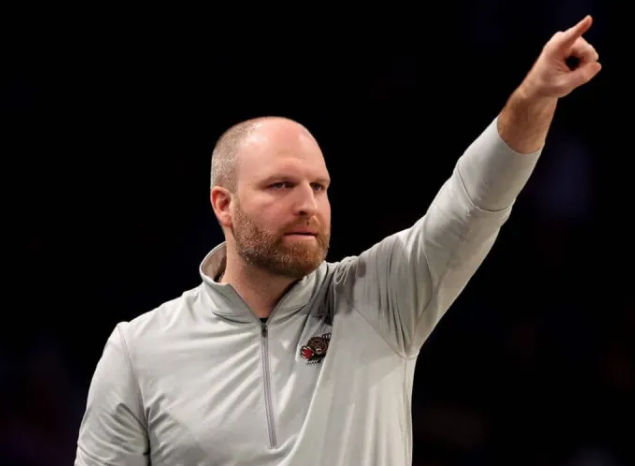 雄鹿对泰勒-詹金斯的帅位空缺表现出“强烈兴趣”。
报道称，雄鹿老板韦斯-埃登斯、