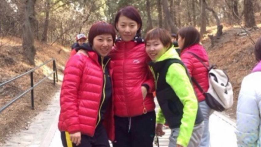 罕见的中国女乒姑娘去郊游的合影：武杨挺拔消瘦，朱雨玲可爱俏皮