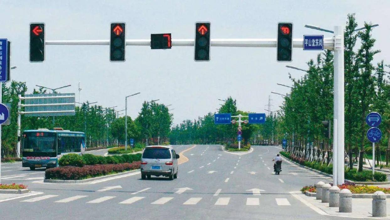 红绿灯读秒时，如何才能卡着点不违规通过十字路口？试下这些办法