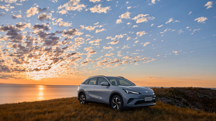 十万级纯电SUV实测，埃安i60对决极狐阿尔法T5