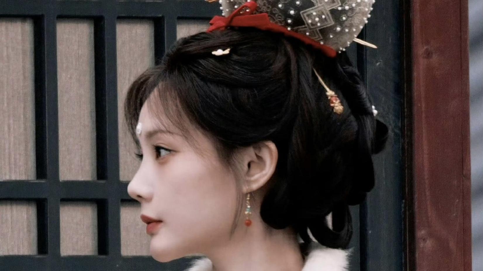 李一桐“金枝神女”造型出圈，宋代美学遇上孔雀图腾，这才是古装剧的“正确打开方式”！