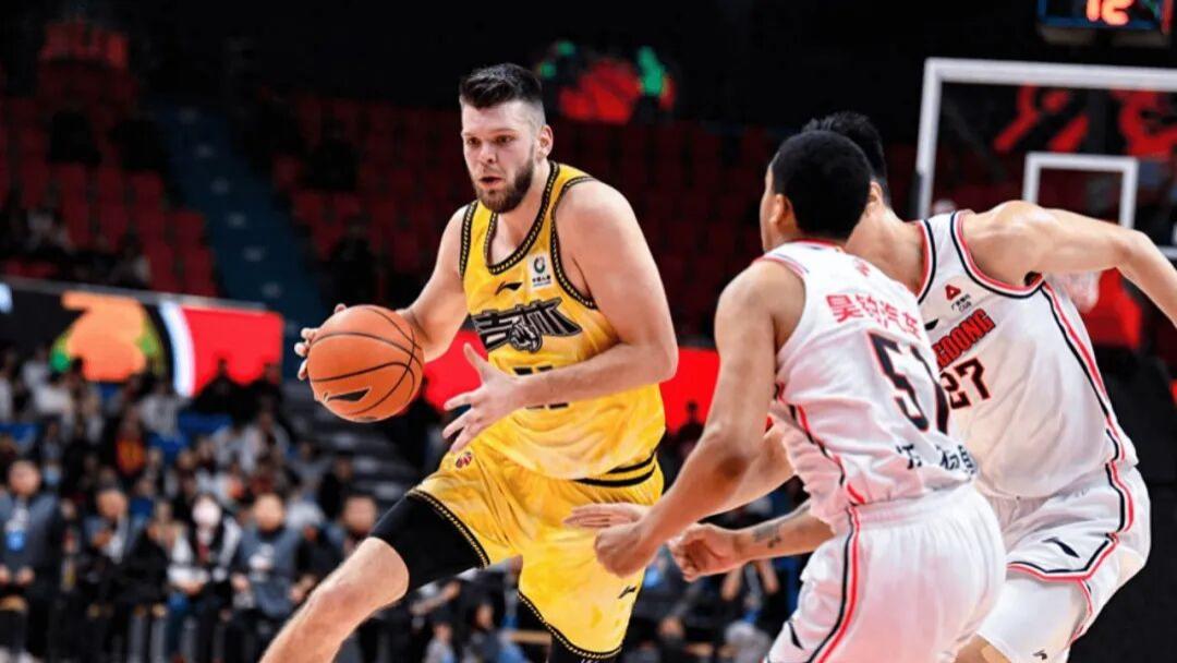 赛季报销！广东队第四外援正式离队，第五外援驰援杜锋，季后赛阵容终于定了！