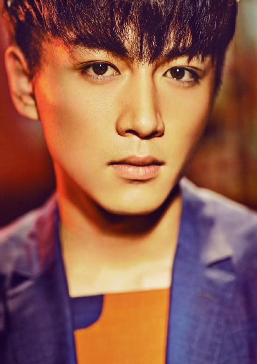 分享一组色彩斑斓的陈晓早年艺术写真