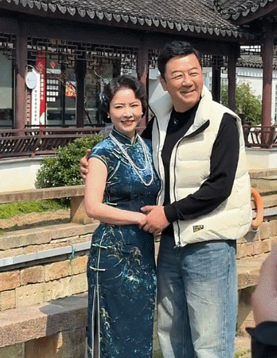 偶遇58岁郭涛给老婆拍照
41岁的李燃好老面相凶，老公嫌弃的不让老婆碰。 
在苏