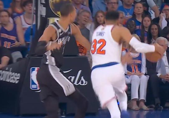 炸裂开局！唐斯1分半2犯下场，马刺12-2打懵尼克斯

NBA总决赛G4上演超级