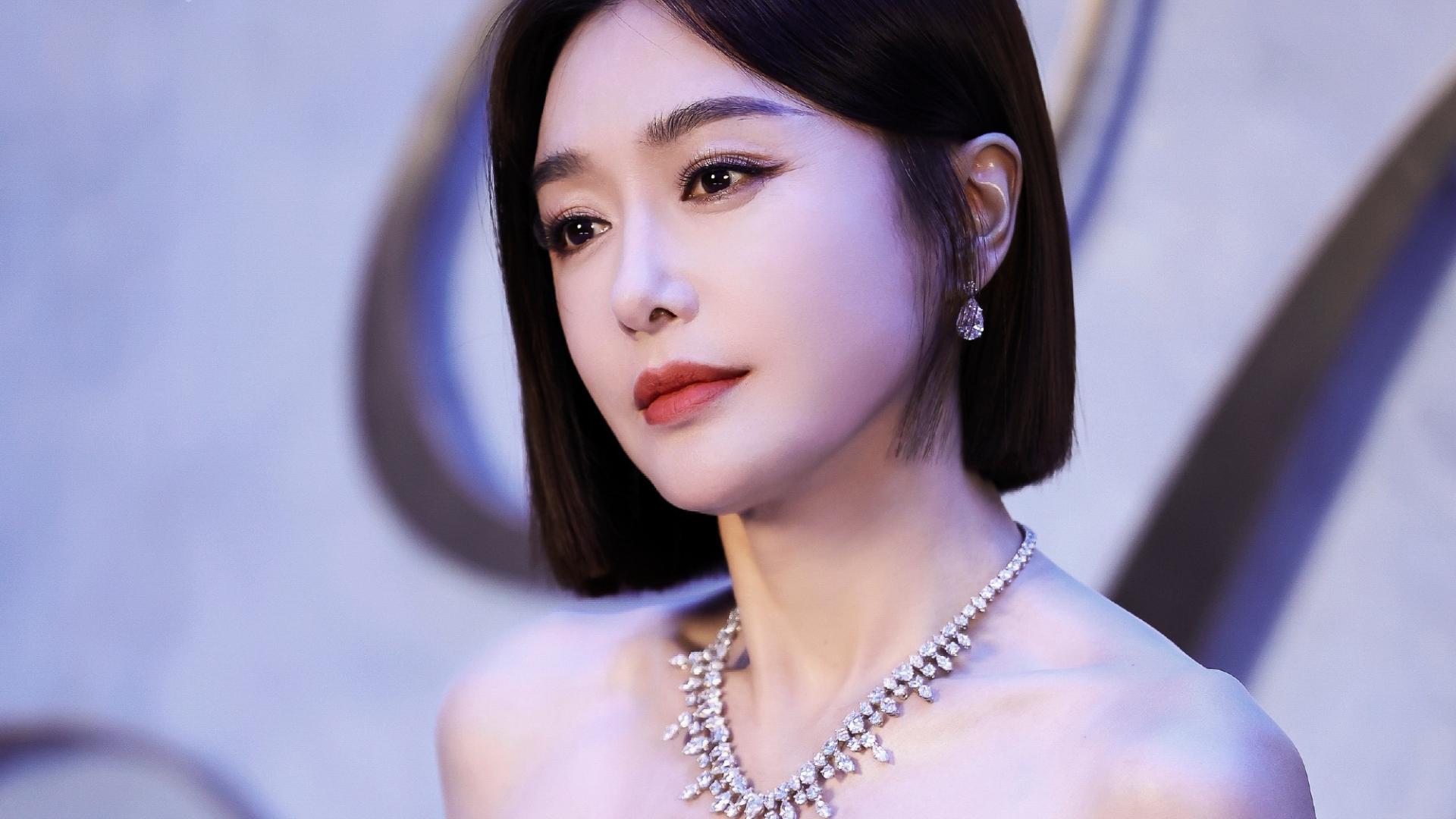 秦岚那一抹弧度撩人，夜色里美得极具攻击性，丰满又迷人