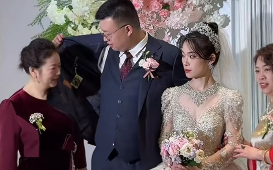 他揣着三千万彩票想给儿子惊喜，却被拒之婚宴门外，领奖后他决定为自己活一次……