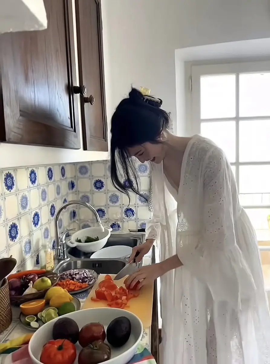 何穗化身快乐厨娘仙气十足！度假和朋友享用美食心情好
