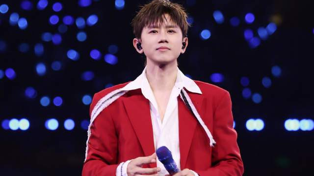 张杰别致休息方式惊呆网友，谢娜在线“控诉”，无奈又宠溺