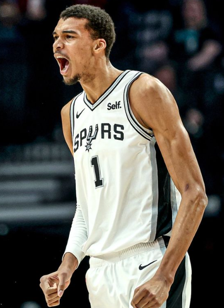 马刺实力还是太强了，对面投疯了，照样能稳住。文班今天状态不行，就转换蓝领打法，毕