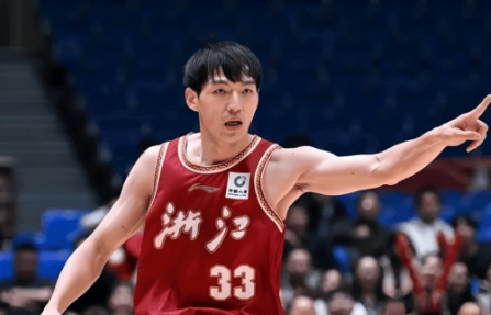 吴前9分，浙江男篮主场大胜山东。CBA常规赛，浙江男篮主场迎战山东，这场比赛，吴