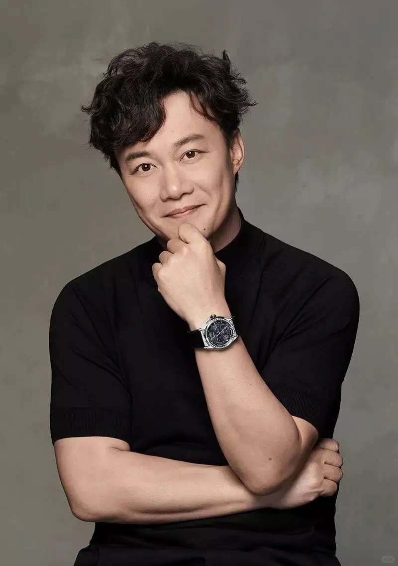 陈奕迅妻子携女儿出席时尚派对，51岁徐濠萦穿露背装大秀身材