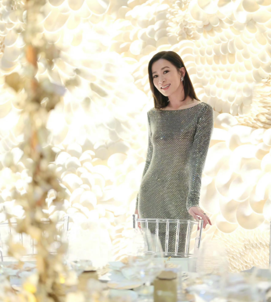 佘诗曼穿银色露背长裙的样子
这身银色亮片长裙顺着身体曲线垂坠，把线条、腰臀比例和