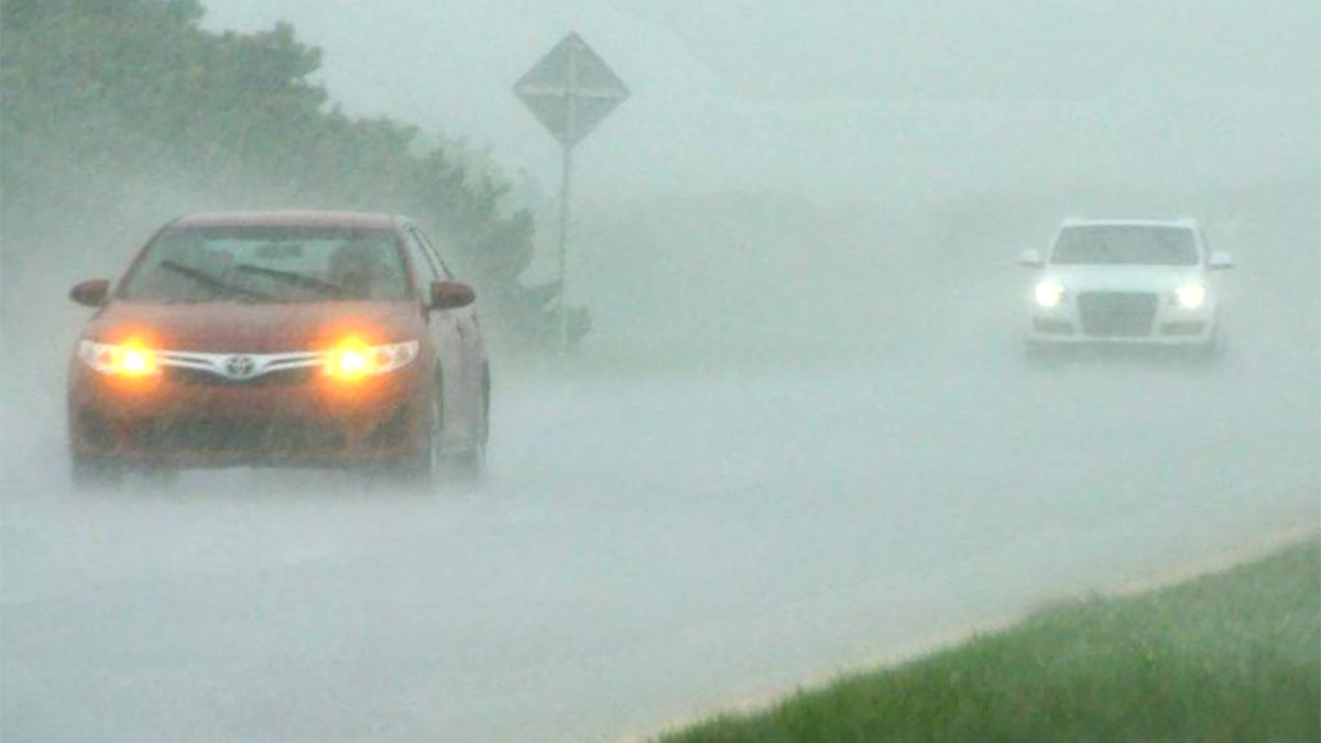 跑高速遇到暴雨，开双闪是很傻的行为吗？