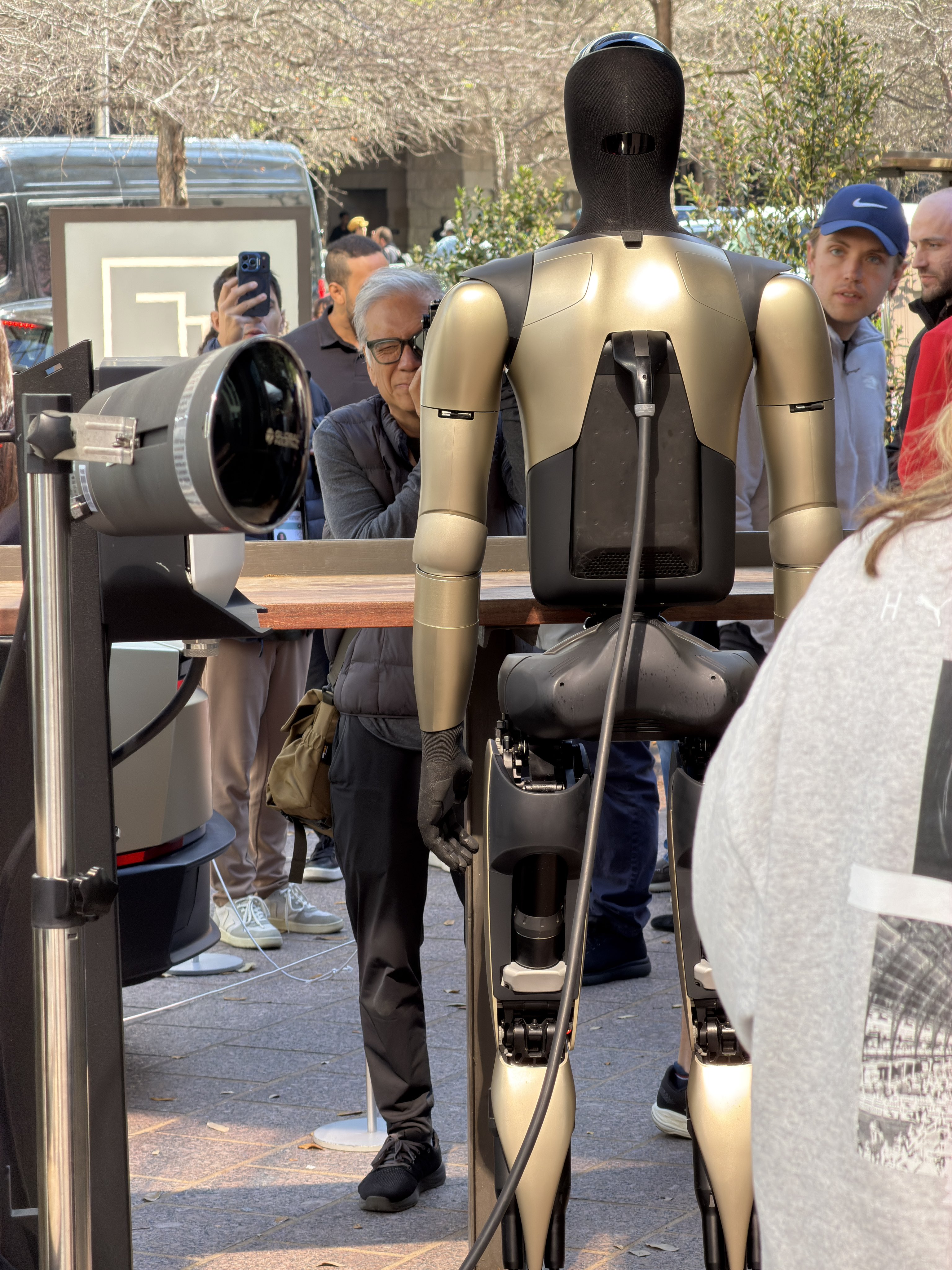 特斯拉Optimus V2.5，帅爆了