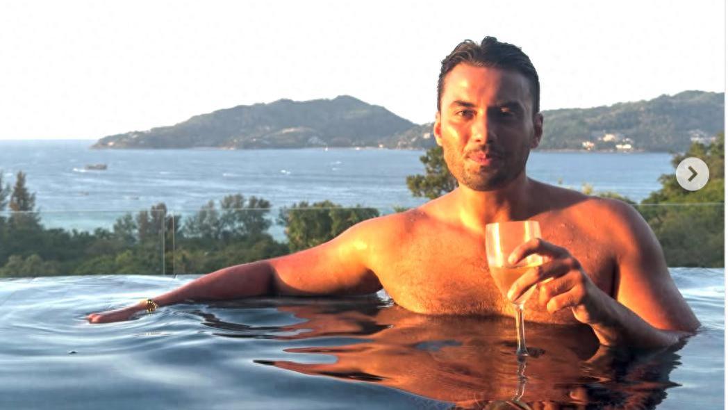 33岁男星惨死普吉岛排水沟！生前监控曝光，酒店门口焦急踱步半小时，细节太诡异