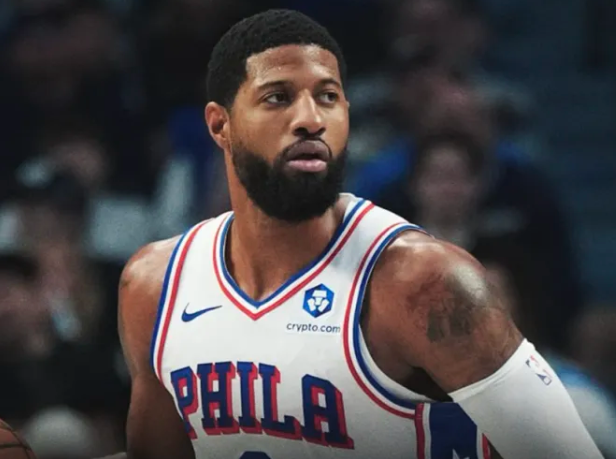 NBA季后赛首轮G6，76人以106-93击败凯尔特人。
保罗-乔治追平杰森-塔
