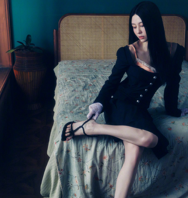 邱淑贞女儿沈月拍摄杂志大片
分享了很多，她爱看大海，海很漂亮。她爱看落日，落日每