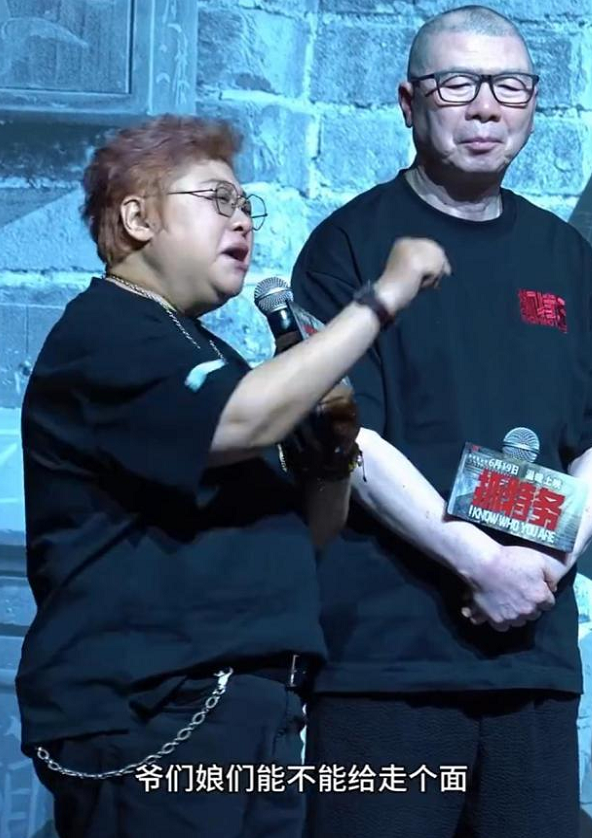 还原当晚的情况，《抓特务》首映礼在容纳2000多人的北京展览馆举行，收获了观众3