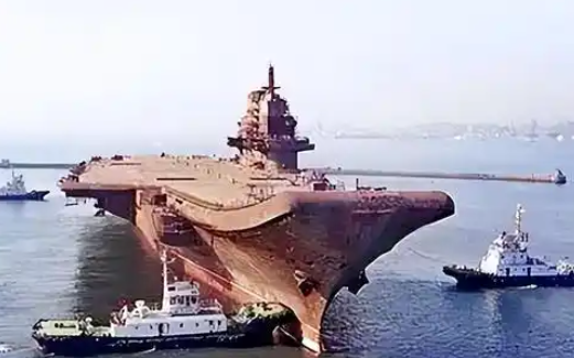 1995年花1亿买航母送给祖国后，这位山东商人资金链断裂破产了，现在他过得怎么样呢…