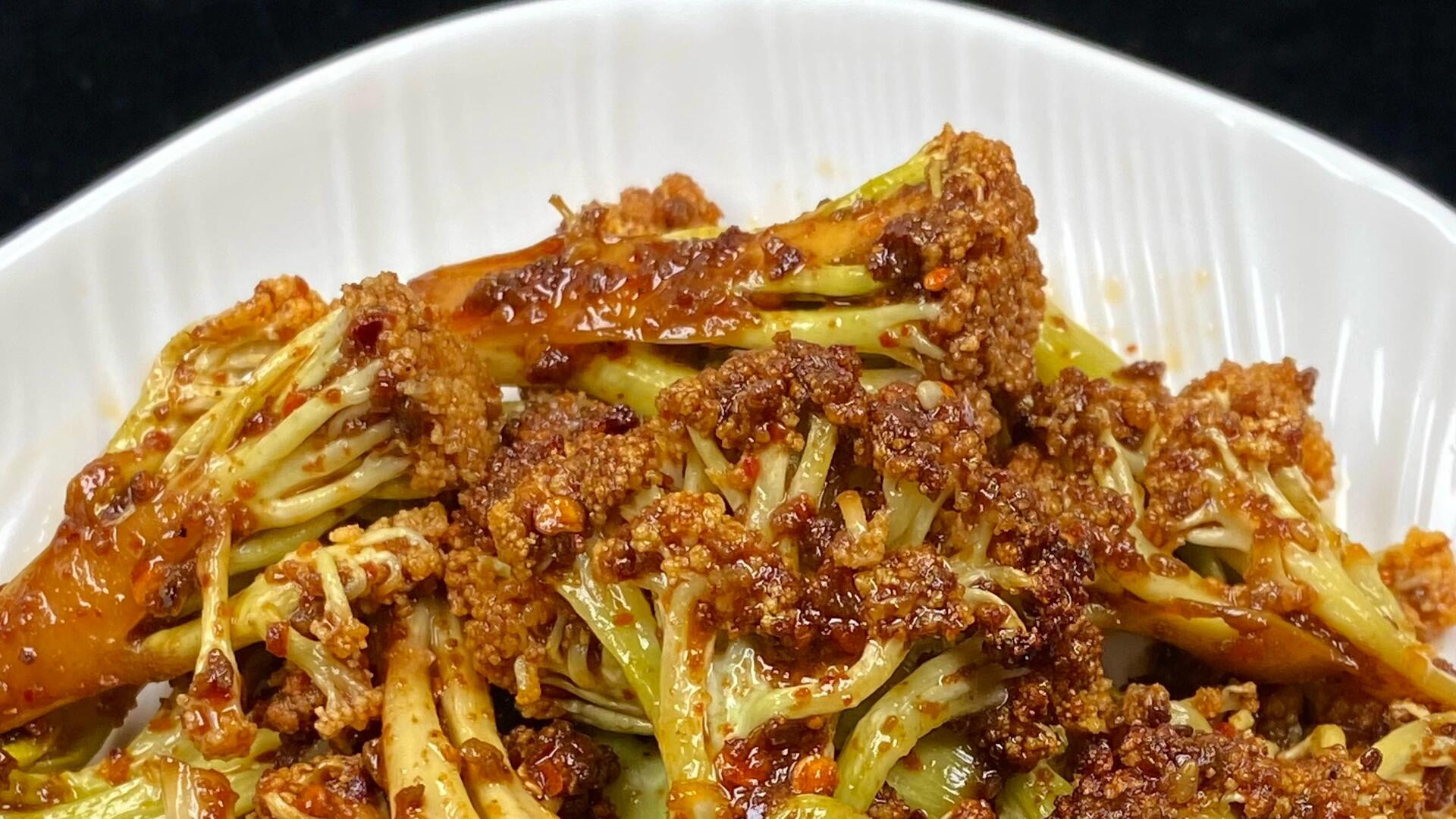 姐妹们今天分享这个低卡干锅花菜简直绝了