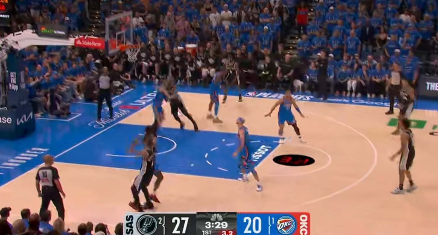 NBA西部决赛，抢七大战！一上来文班就进了一个球，马刺状态不错，但目前双方整体状