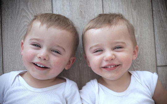 连体姐妹即将做分离手术，父母和医生说出意外保姐姐，偷听到的妹妹不吭声，手术完他们却崩溃了