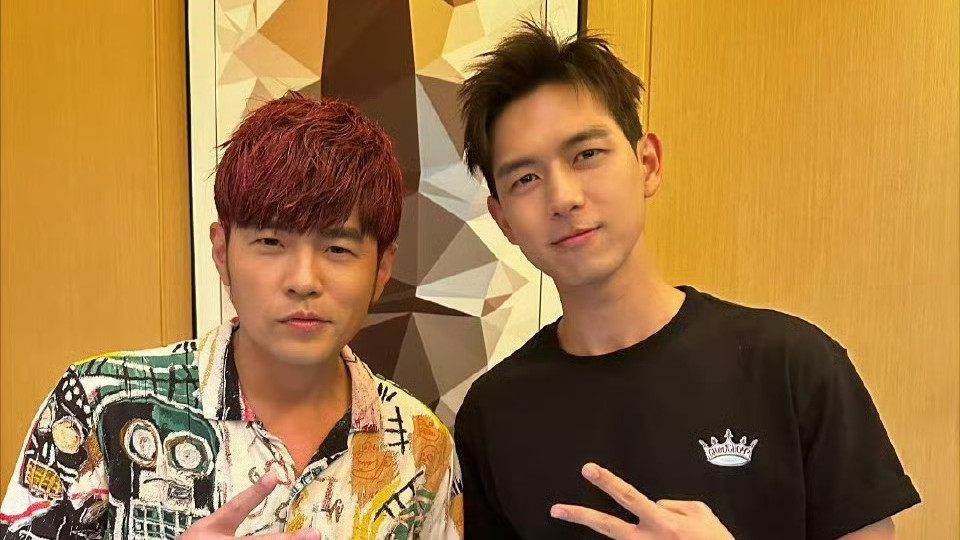 李现晒九宫格为周杰伦新歌《那天下雨了》打call，梦幻联动引爆全网