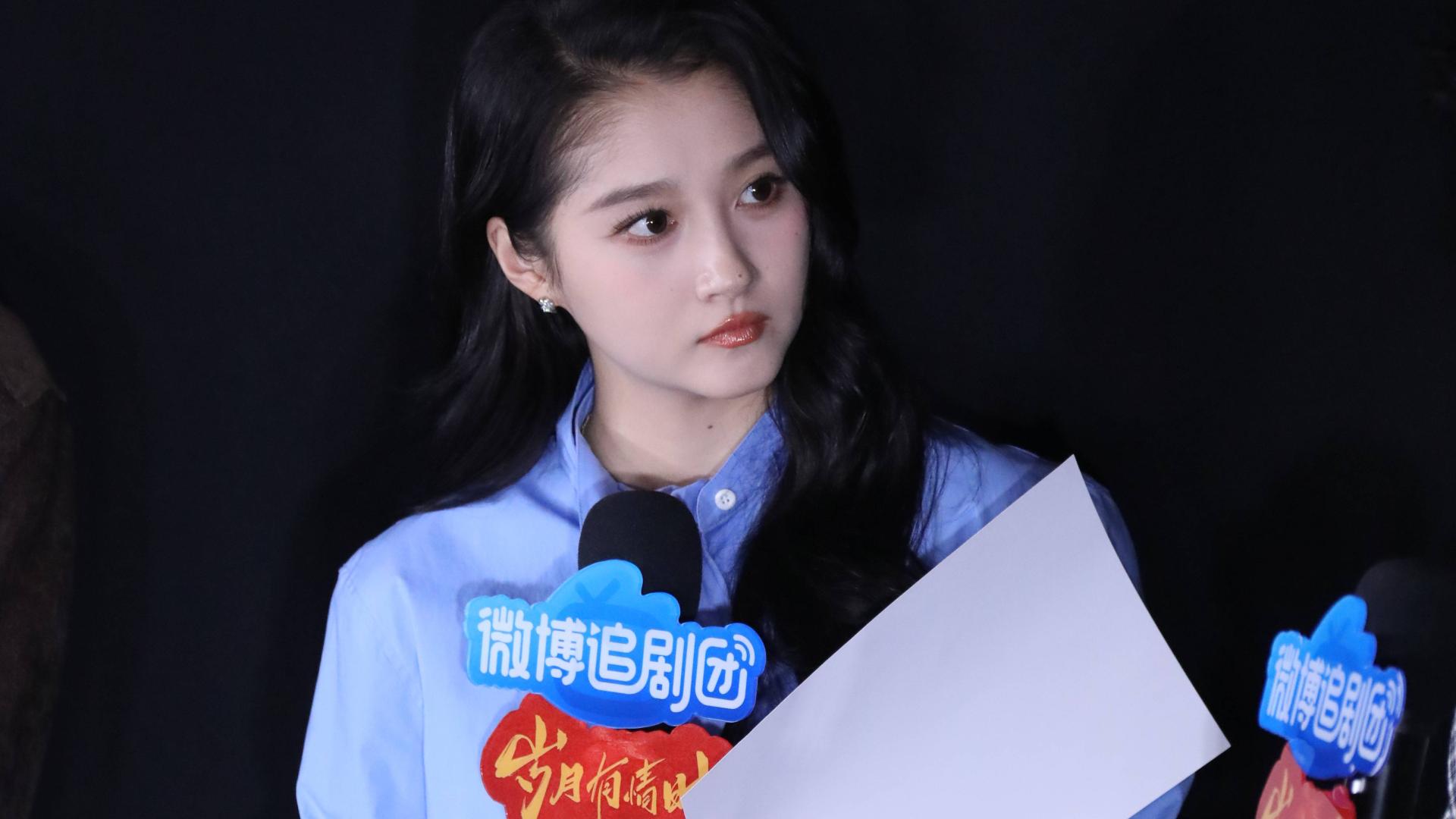 ​黄景瑜关晓彤追剧团同框！岁月有情时现场笑点拉满