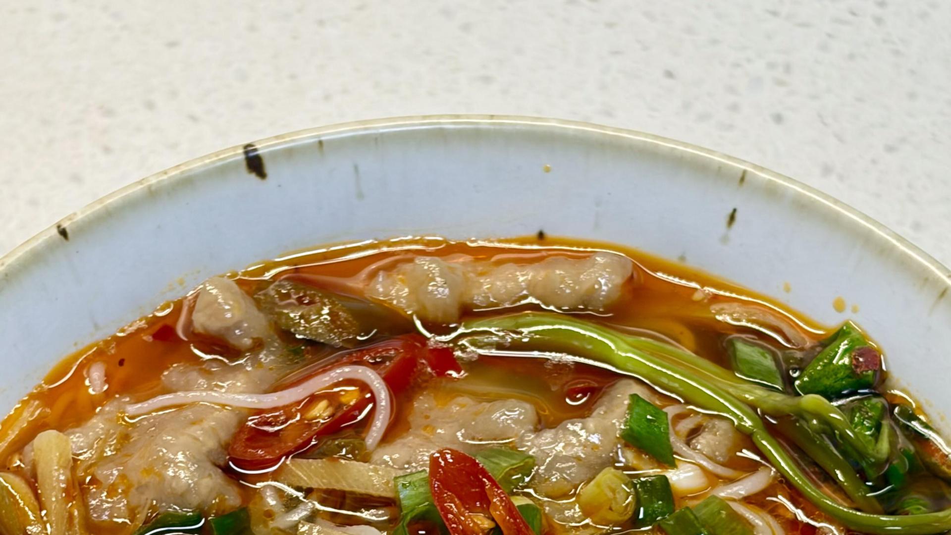 这碗泡椒滑肉米线为何不柴？原来关键在这一步，别错过！