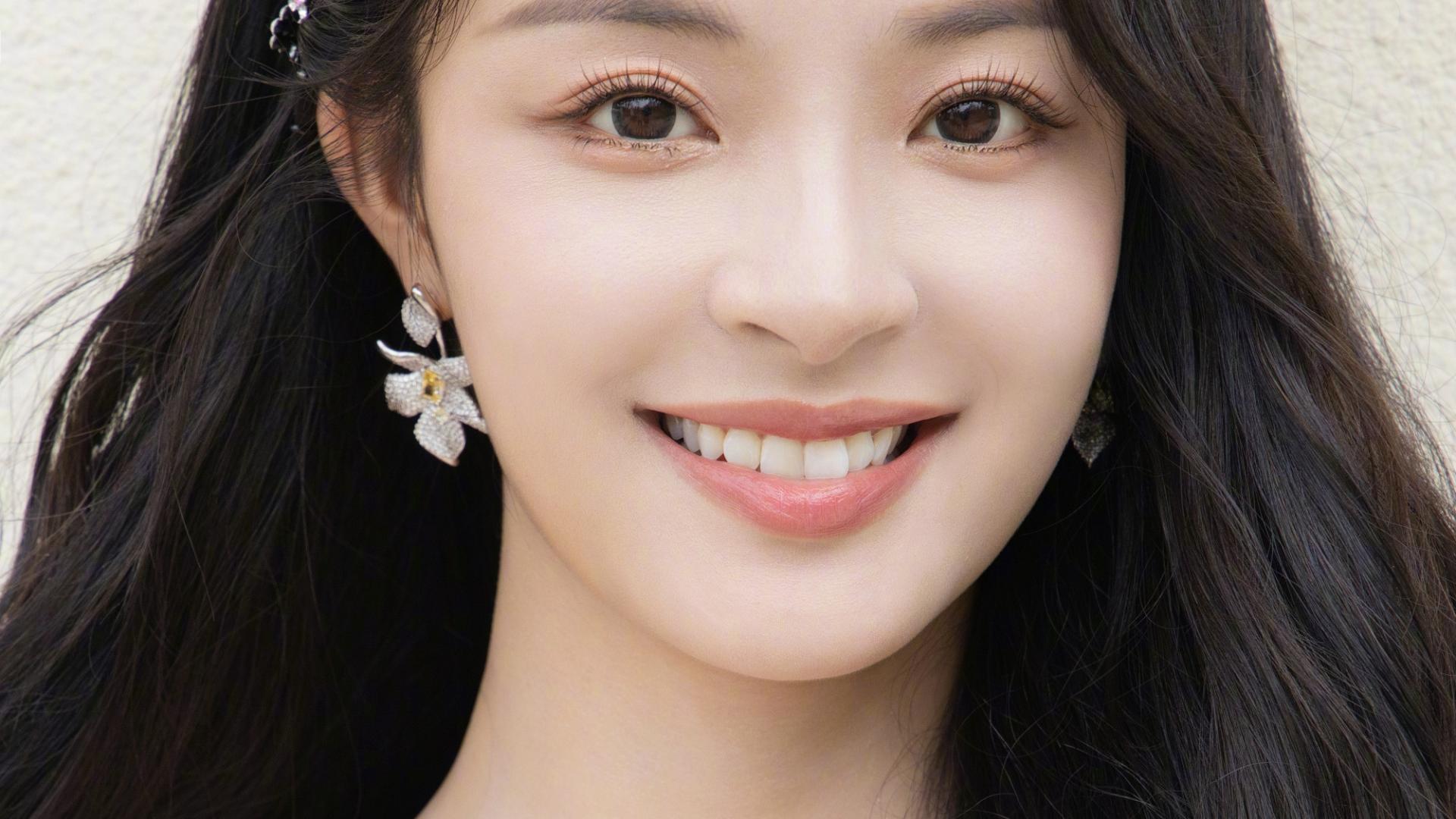 李莎旻子淡黄长裙蓬松发，笑容甜蜜迷死人，美出新高度刚刚好