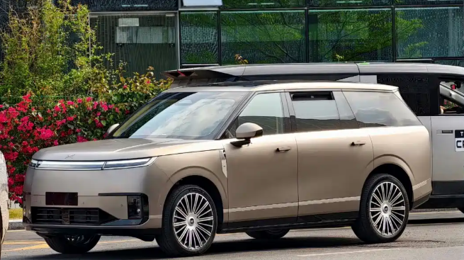 小鹏GX实车曝光三排大空间比拼揽胜增程+纯电6座中大型SUV
小鹏GX采用了全新