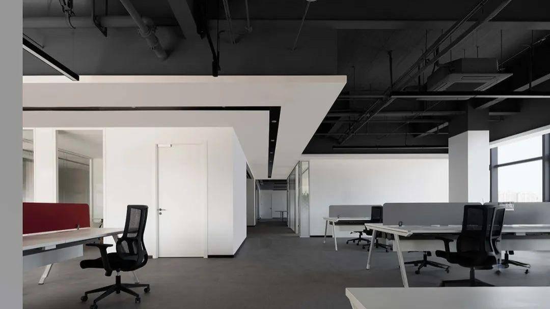 工业风裸顶管线别乱藏！这样设计反而成办公室“特色背景”