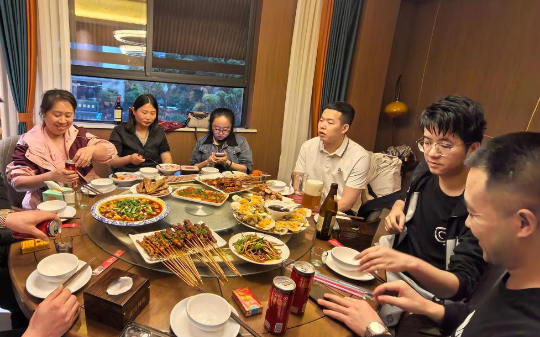 我请6个下属吃烤全猪，他们竟吃了4只让我付账，我：当我面再吃一次，我付一百万奖金，没人敢吭声…