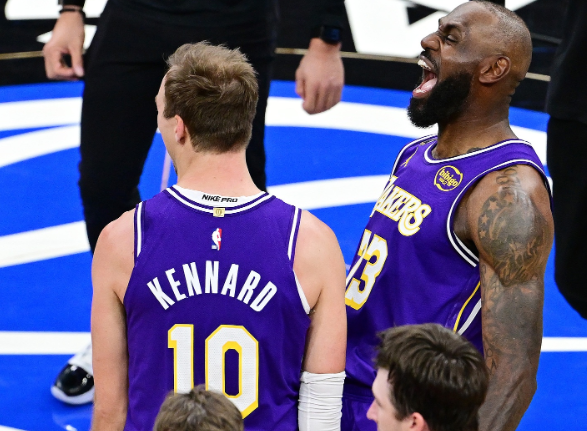 湖人能去第三是最好的选择

森林狼，两大主力伤病缠身，爱德华兹跑步膝，麦丹就算季