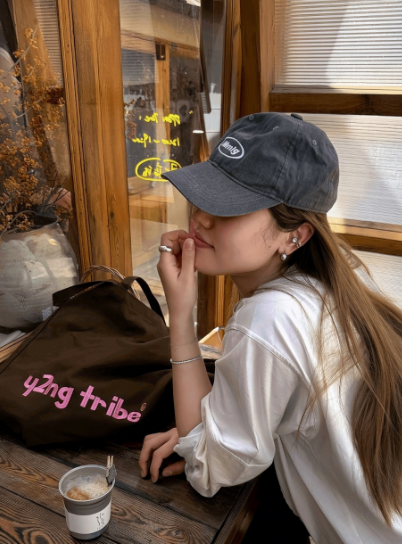 中国女篮球员张茹晒出自己近日美照，她写道：没有完美的生活 喜欢就好！人也一样。