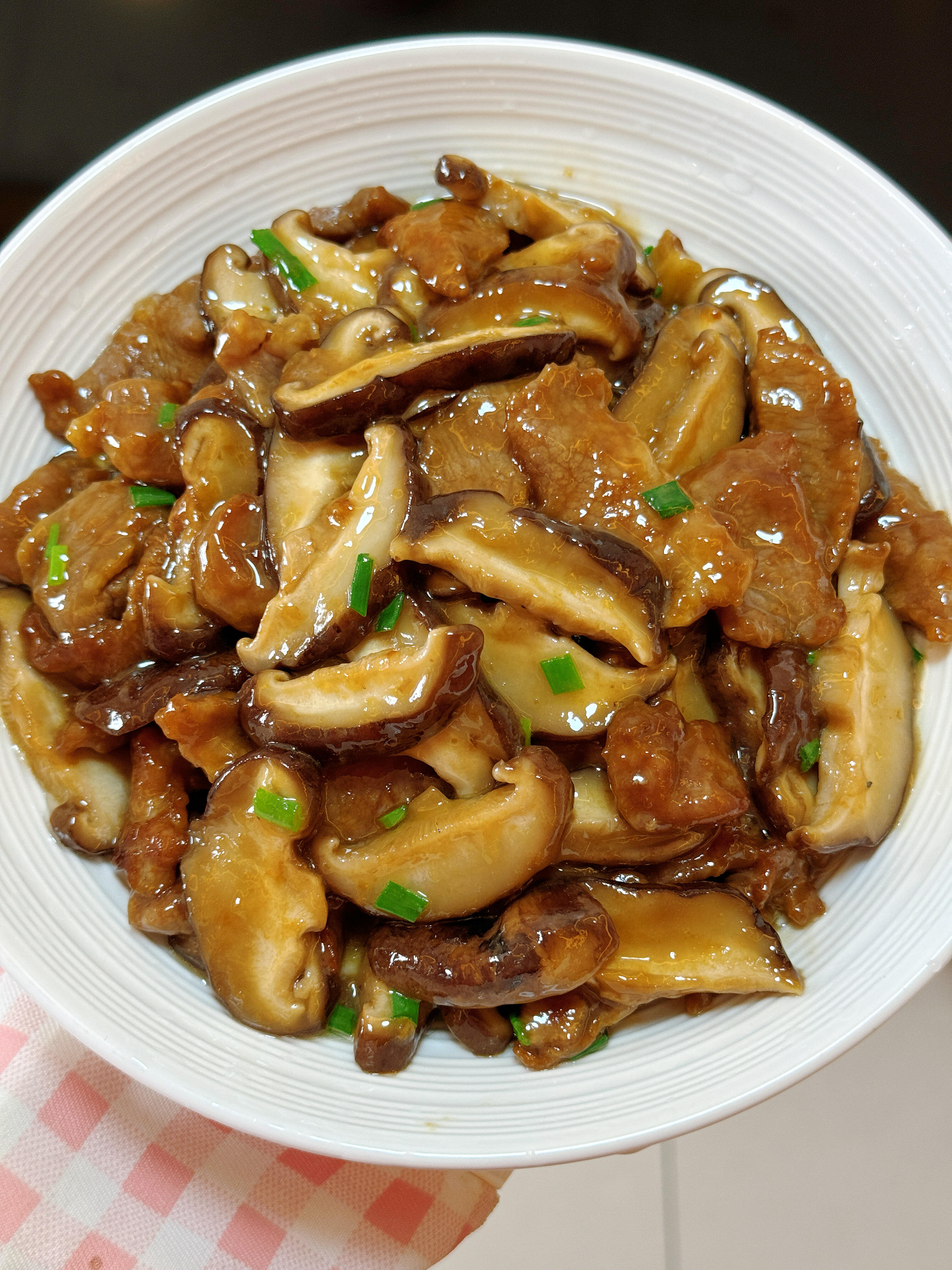 百吃不厌✨香菇炒肉，鲜嫩爽滑，配饭直接封神
家人们谁懂啊😭 这道香菇炒肉，真的