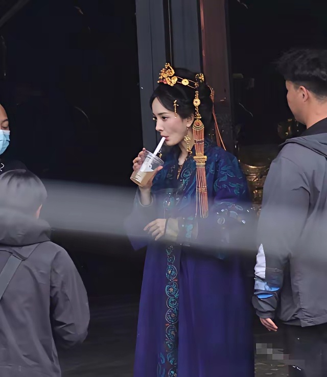 杨幂顶着40度高温，戴着繁重的头饰拍戏。据博主拍摄和描述，横店气温约40度，杨幂