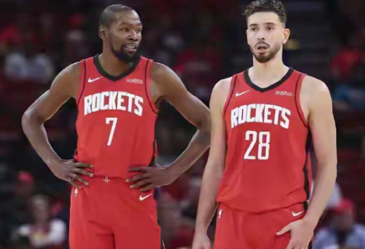 别再只盯着三巨头了！真正聪明的建队思路，是围绕“容错率”打造阵容。比如：申京主控