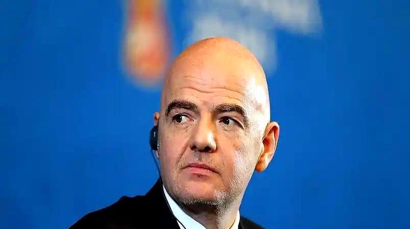 世界杯半决赛英格兰对阵阿根廷，球还没踢，国际足联先被逼到了墙角，光是选裁判这一项