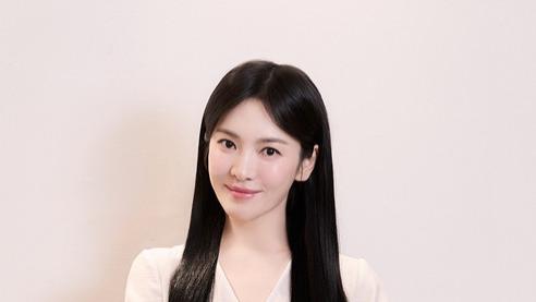 宋慧乔INS晒新照：长发造型好惊艳，白衣造型好温柔！