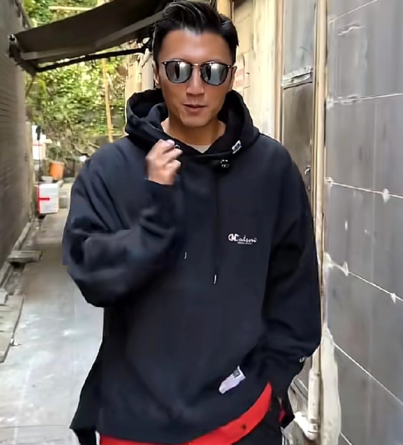 谢霆锋在香港进了一家巷子里大排档，里面坐满了人