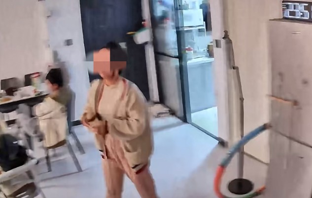 妻子晕倒丈夫冷眼旁观后续：已离婚，带走4个孩子。
 
知道丈夫的为人，为什么还生