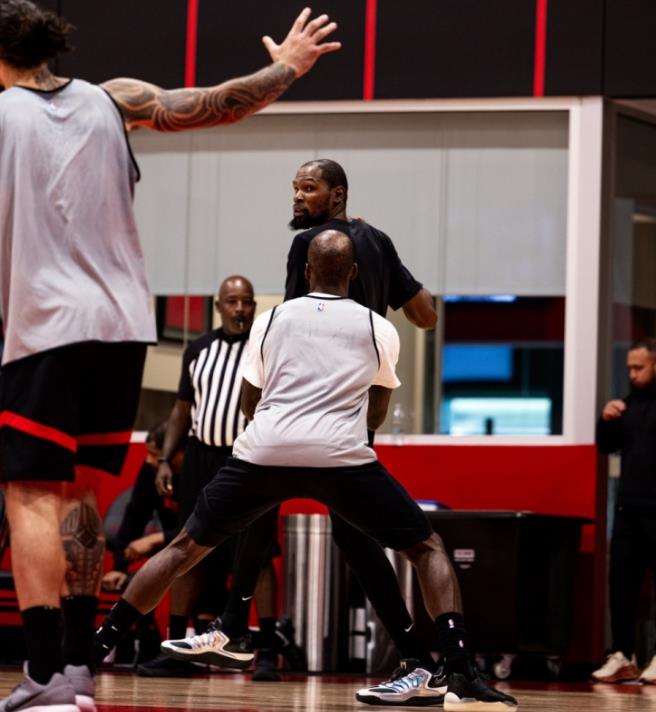 火箭队杜兰特最近两场客场背靠背一共打了85分钟。前一天火箭队和费城76人队的比赛