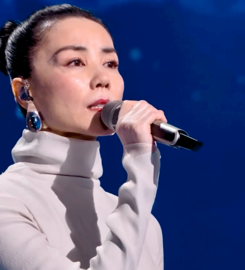 我聊王菲的演唱
表达的核心无非就是：歌不适合，这些年天后嗓子机能下降，但是不重要